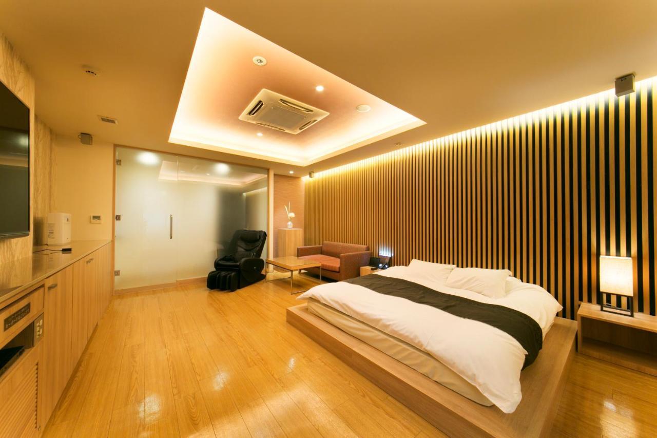 Hotel Lotus Toyonaka (Adults Only) Osaka Ngoại thất bức ảnh